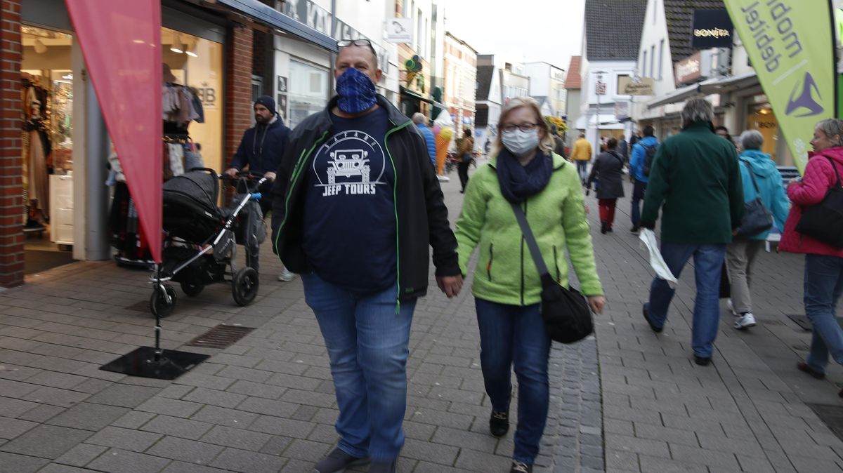 Eine Menschen tragen bereits als Vorsichtsmaßnahme eine Mund-Nasen-Bedeckung in der Nordersteinstraße. Eine Maskenpflicht gibt es in der Cuxhavener Fußgängerzone aber nicht. Foto: Koppe