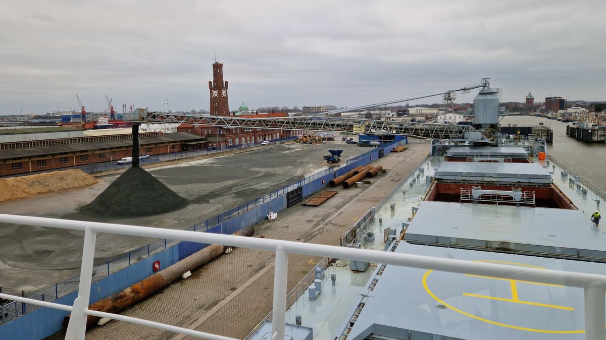 Von der Brücke aus hat Jan Homann, der Cuxhavener Kapitän der "Bulknes", alles im Blick. Mit dem Schüttgut-Förderband können 2400 Tonnen Material pro Stunde an die Pier befördert werden. Foto: Larschow