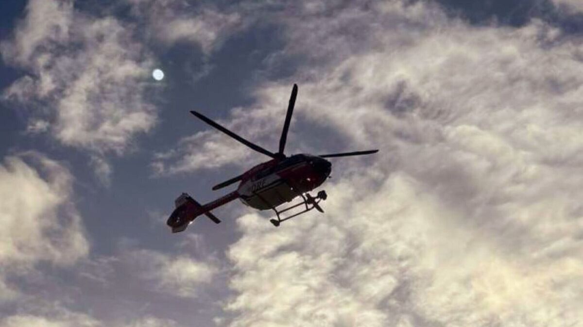 Mit einem Rettungshubschrauber kommt der lebensgefährlich verletzte Motorradfahrer in ein Krankenhaus. Foto: Lange