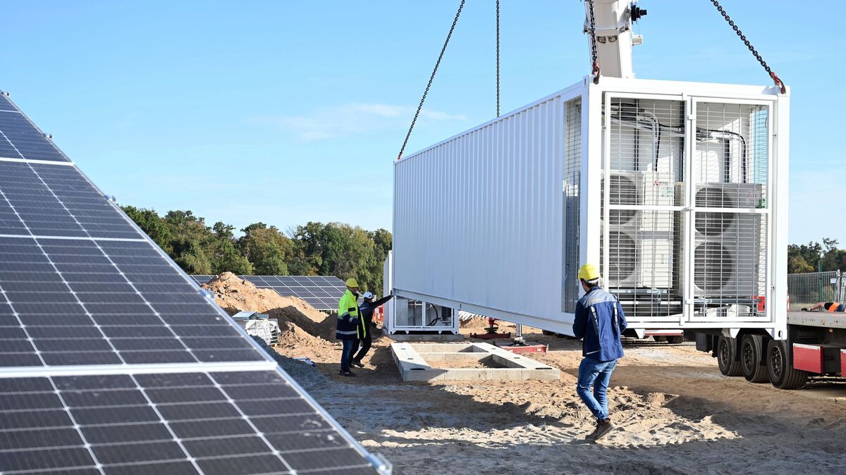 In Containerform werden Batteriespeicher bundesweit bereits von Firmen, die Teile ihrer Energie selbst produzieren, oder in Solarparks platziert. Die Idee der Speicherung in großem Stil könnte auch in Hemmoor umgesetzt werden, falls der Rat grundsätzlich den Weg ebnet für die Planung: Symbolfoto: Uli Deck / dpa