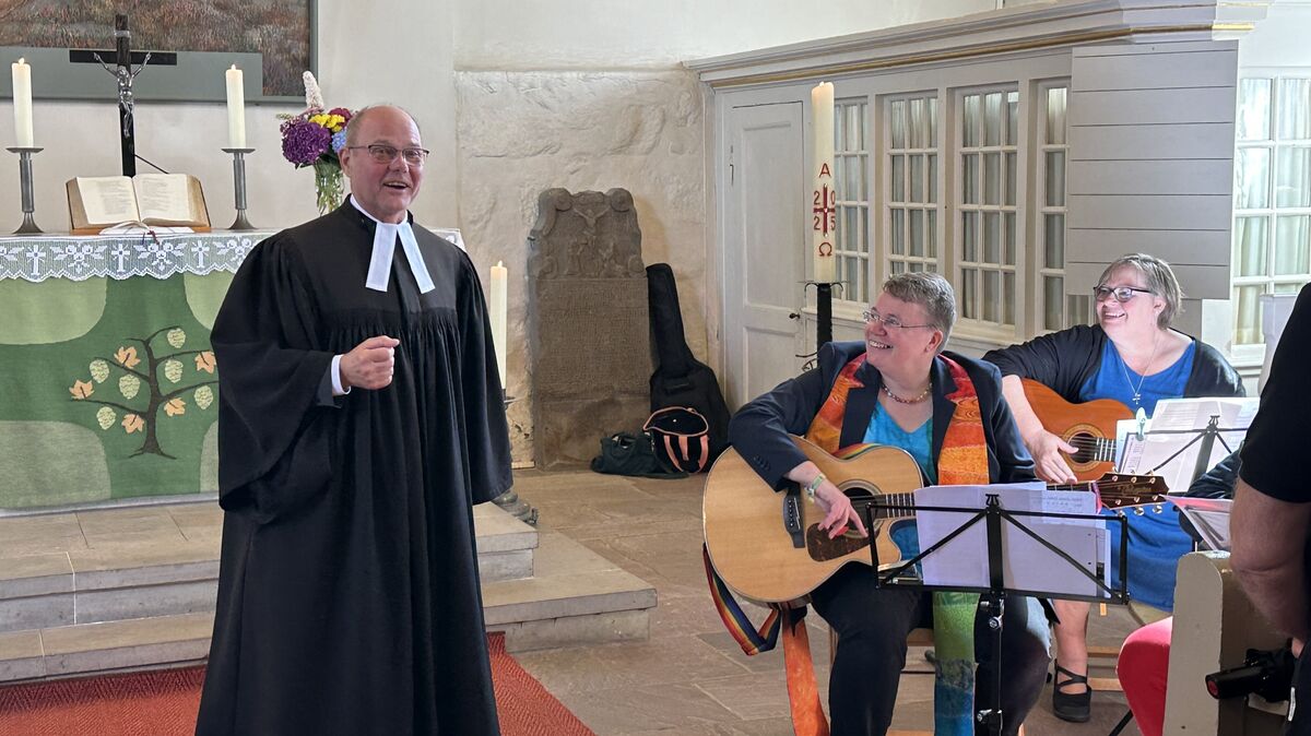 Pastor Achim Wolff in seinem Element beim Tanzen zum Lied "Wir singen vor Freude" - eine Szene, wie sie unzählige Familien zum Beispiel bei Tauffeiern erlebt haben. Fotos: Reese-Winne