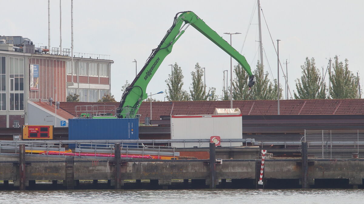Auf dem Cuxhavener Lübbertkai ist es am Montag bei Kranarbeiten zu einem tödlichen Unfall gekommen. Foto: Koppe