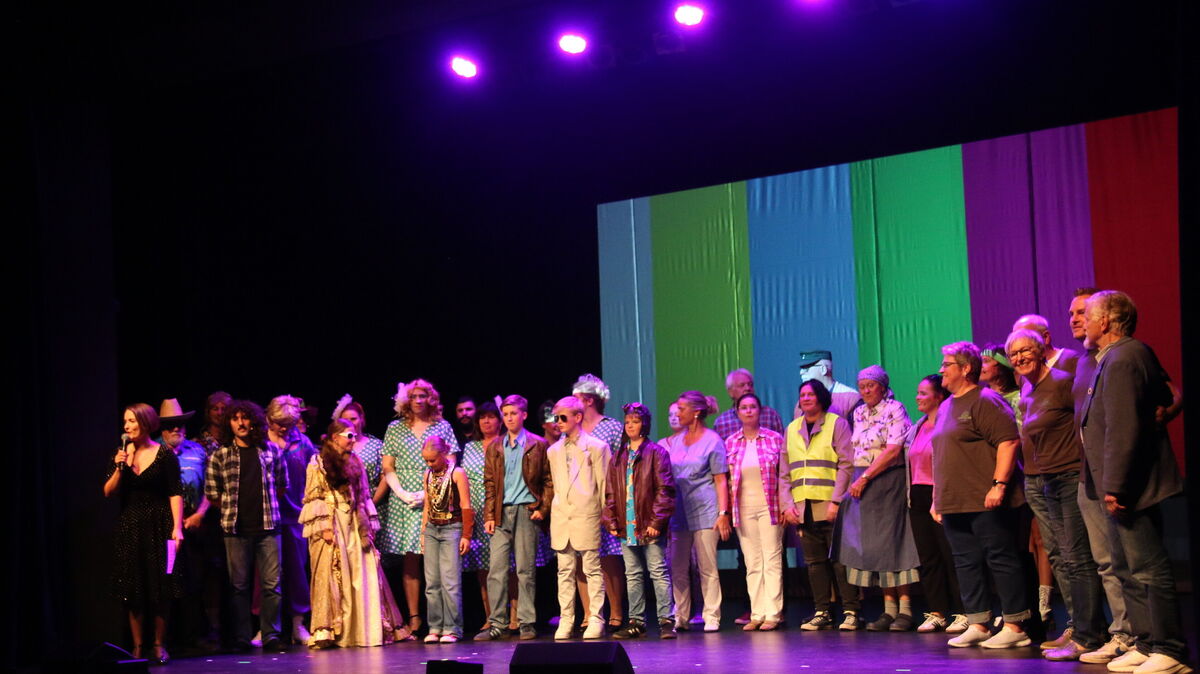 Großes Finale auf den Theaterbrettern: Ensembles aus Niedersachsen und Bremen feiern gemeinsam das „Theaterfest op Platt“ im Stadttheater Cuxhaven. Foto: Jens Potschka