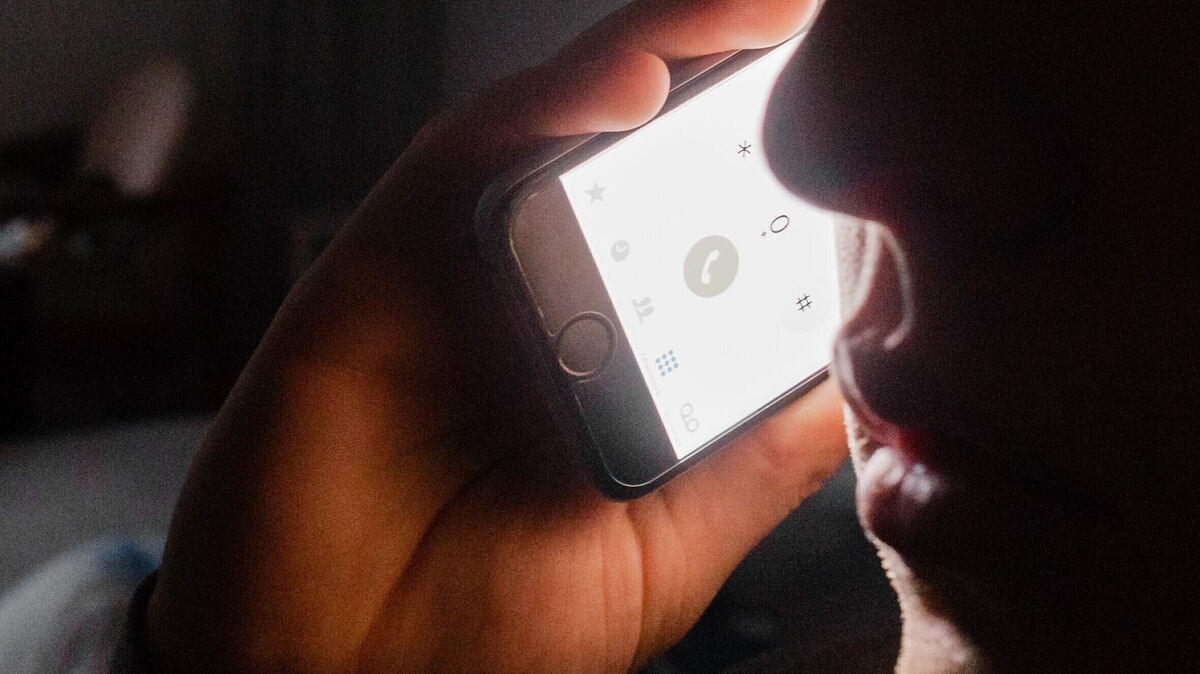 Anonym und vertraulich: Durch einen Anruf bei der Telefonseelsorge kann man sich über akute Krisensituationen austauschen und Wege finden, um die persönlichen Probleme zu lösen. Foto: Markus Scholz / dpa