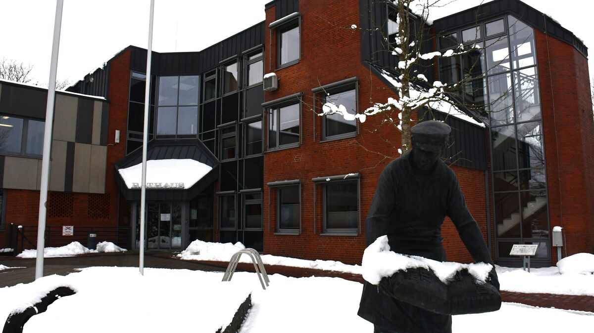 Im Hemmoorer Rathaus laufen die Fäden bei der Antragstellung für zwei Förderprogramme zusammen. Fotos: Schröder