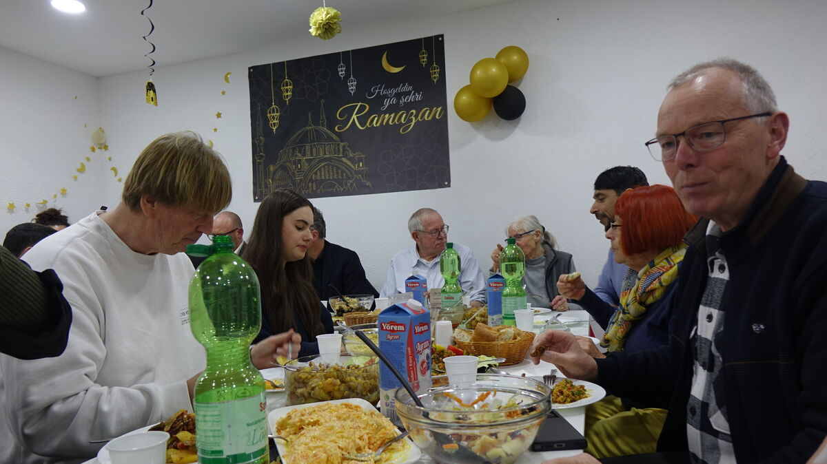 Beim Fastenbrechen kommen die Menschen zusammen, um gemeinsam zu essen. Foto: Werder