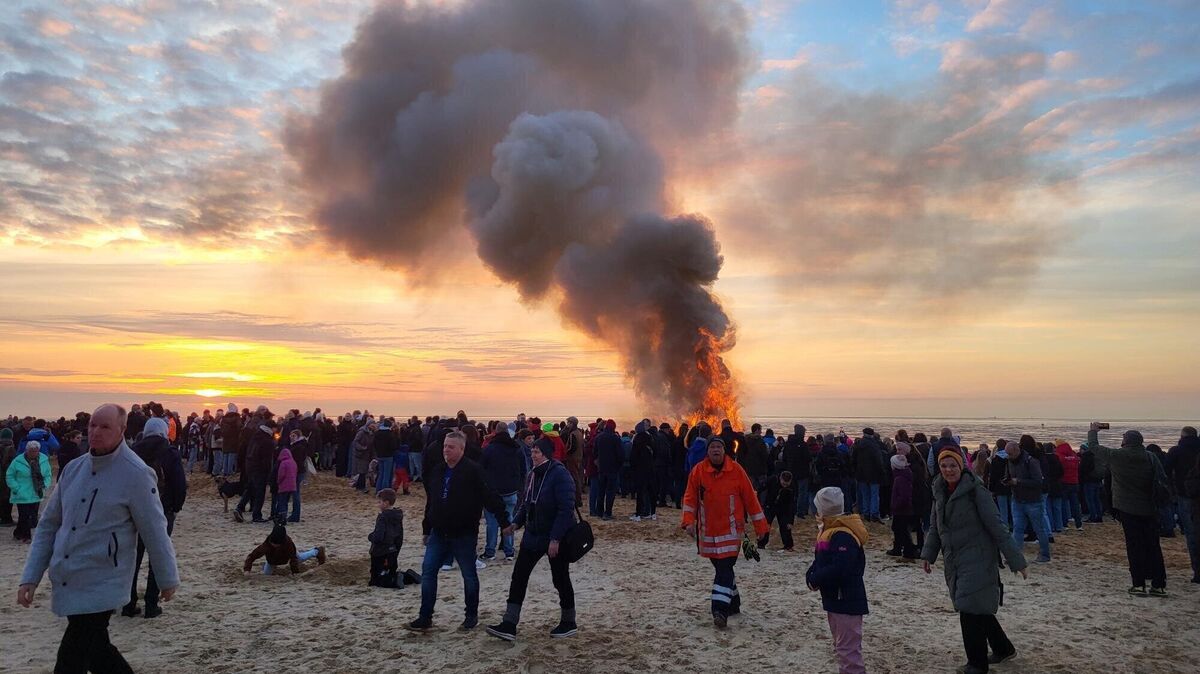 Das Osterfeuer in Döse vor dem Strandhaus zog hunderte Menschen an. Besondere Kulisse mit dem Sonnenuntergang am Strand. Foto: Werder