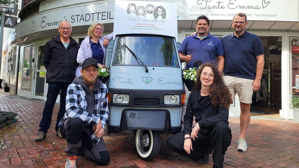 Vorfreude auf das IKW-Fest: Das Team von Tante Emma in Cuxhaven präsentiert stolz die APE, die am 12. September im Zentrum der Feierlichkeiten zu Demokratie und Vielfalt stehen wird. Foto: Werder