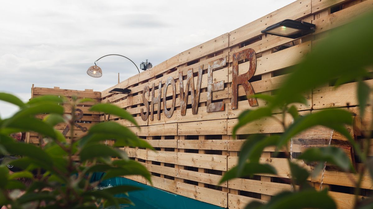 Ein besonderes Dusch-Ambiente bietet das "Shower Wonderland" beim Deichbrand. Foto: Deichbrand