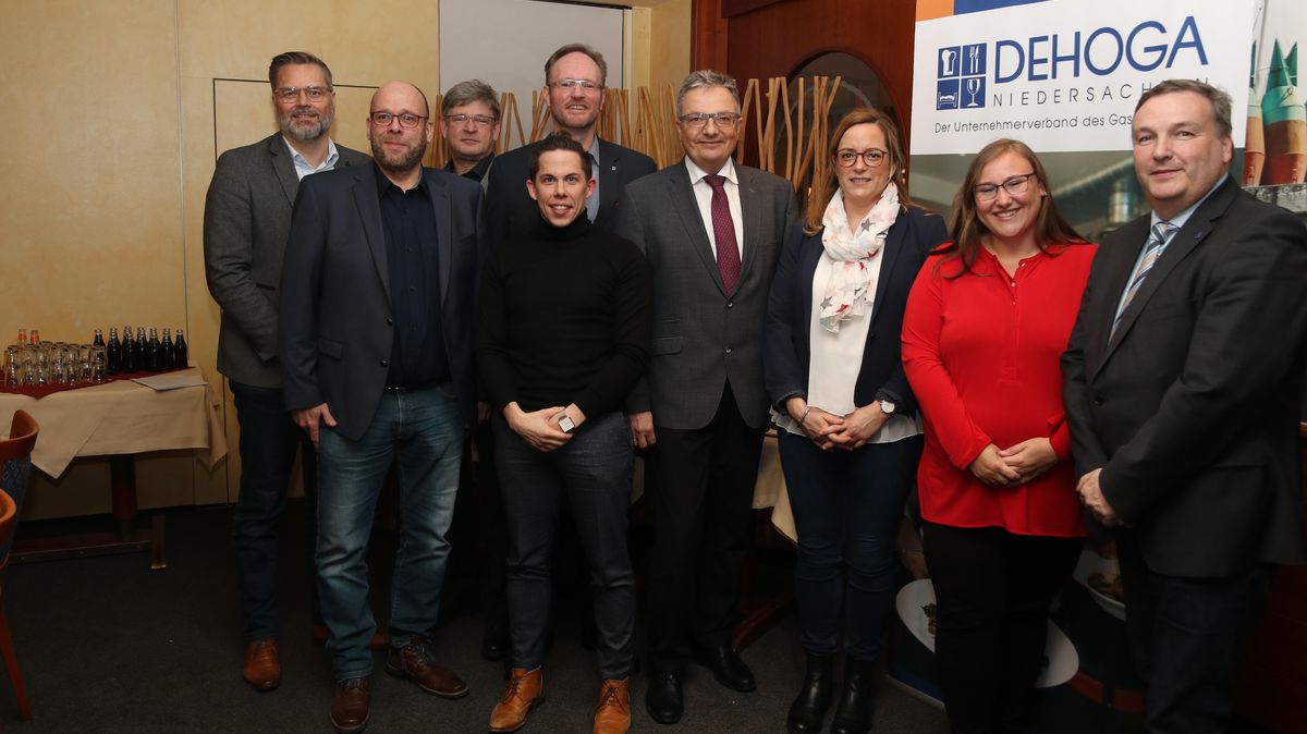 Der neu gewählte Stadtverbandsvorstand um die beiden Vorsitzenden Kristian Kamp und Carsten Weber. Foto: Koppe