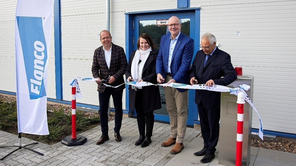 (v.l.n.r.) Oliver Ebken (Bürgermeister Stadt Cuxhaven), Luise Maria Gryschok (Geschäftsführerin Lohmann Animal Health GmbH), Marc Itgen (Leiter Agentur für Wirtschaftsförderung Stadt Cuxhaven) und Joachim Blaesius (Geschäftsführer REUKO Klima-Service GmbH & Co. KG) bei der Eröffnung des neuen Laborgebäudes in Cuxhaven. Foto: David Sengewein