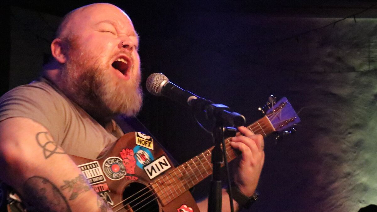 "The Voice of Germany"-Star Andreas Kümmert spielte am Freitagabend in der Hemmoorer Kulturdiele. Schnell konnte der Sänger mit seiner markanten Stimme das Publikum für sich gewinnen. Foto: Mangels