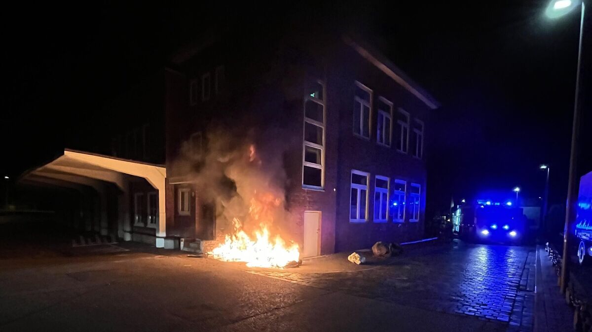 Mehrere 1100-Liter-Tonnen mit Restmüll, Pappe und Verpackungen standen in Flammen. Foto: Timo Eichler/Feuerwehr Cuxhaven