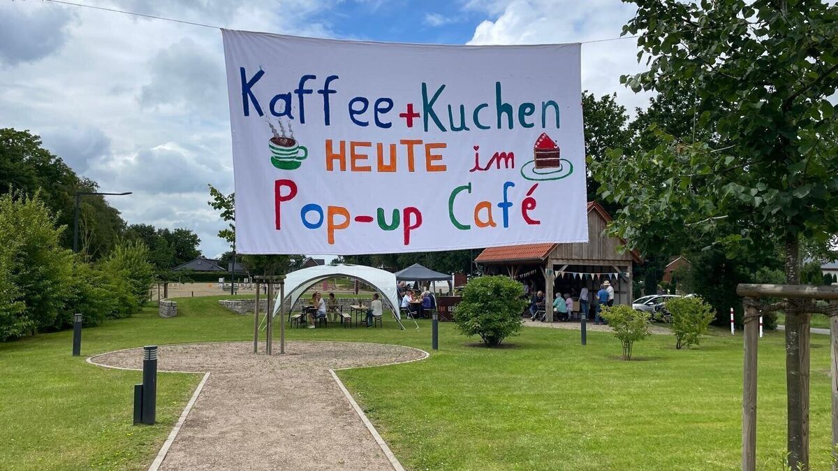Von der Straße gut ersichtlich: Auf der Bürgerwiese gab es in Bülkau Kaffee und Kuchen. Foto: Kramp