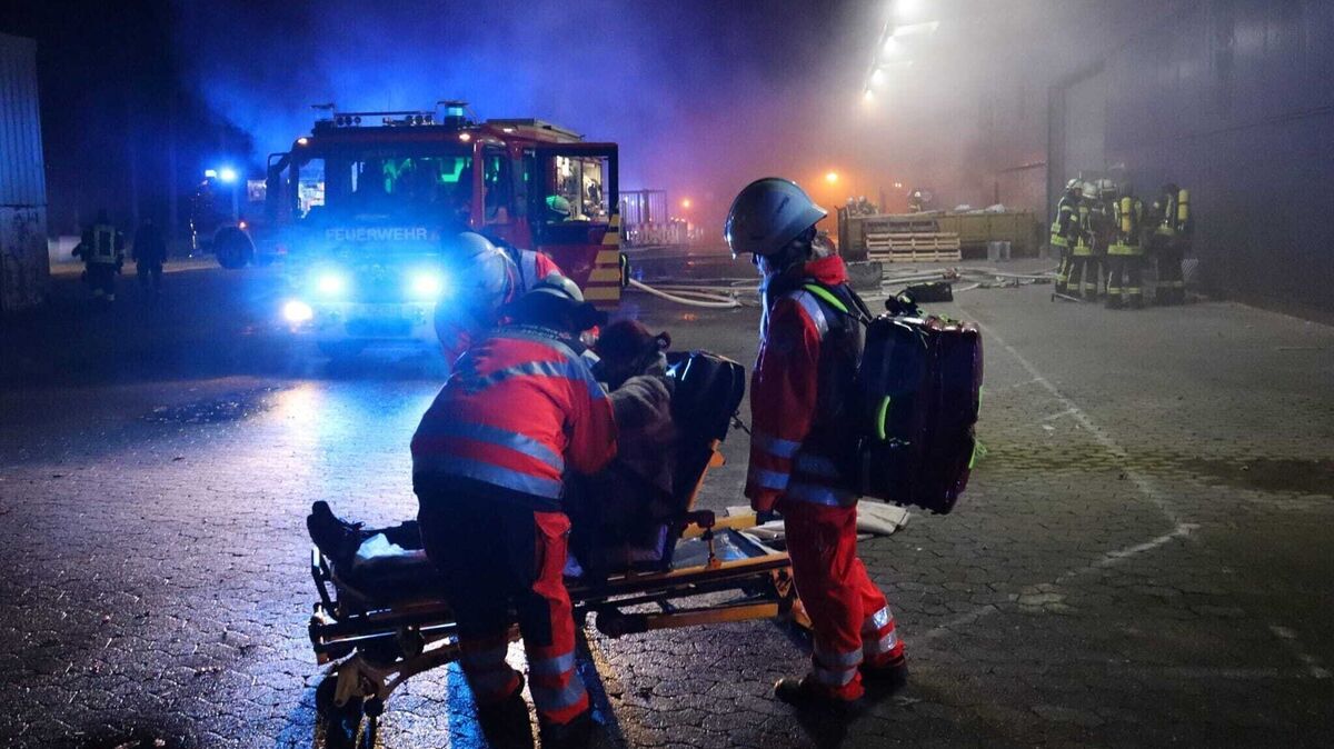 Einsatzkräfte versorgen eine gerettete und verletzte Person während der Großübung in Altenwalde. Foto: Jesse König / Feuerwehr Cuxhaven