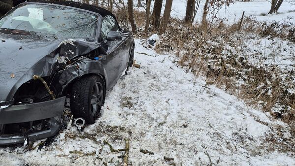 Schneeglätte verursacht Unfall: Fahrerin aus der Börde Lamstedt rutscht gegen Baum