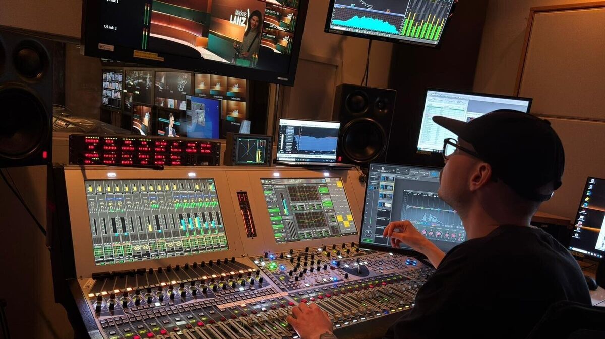 Zwischen Reglern und Monitoren lässt Jannik Villaverde aus Cuxhaven den Sound entstehen, der später Millionen erreicht. Foto: privat