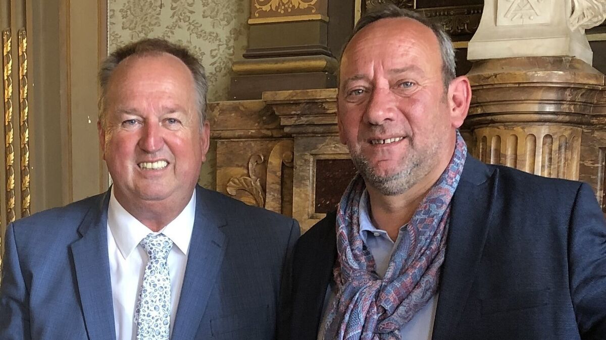 David Robo (r.), hier mit seinem Amtskollegen aus Cuxhaven, Uwe Santjer, wurde bei den Kommunalwahlen in Frankreich zum dritten Mal in Folge im ersten Wahlgang in Vannes zum Bürgermeister gewählt. Foto: Reese-Winne