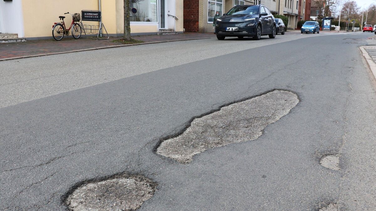 Ruckeln, krachen, fluchen: Der Strichweg zwischen Alt-Cuxhaven und Döse ist von Rissen, Flickstellen und Löchern übersät – zum Ärger der Autofahrer, Radler und Anwohner. Foto: Mangels