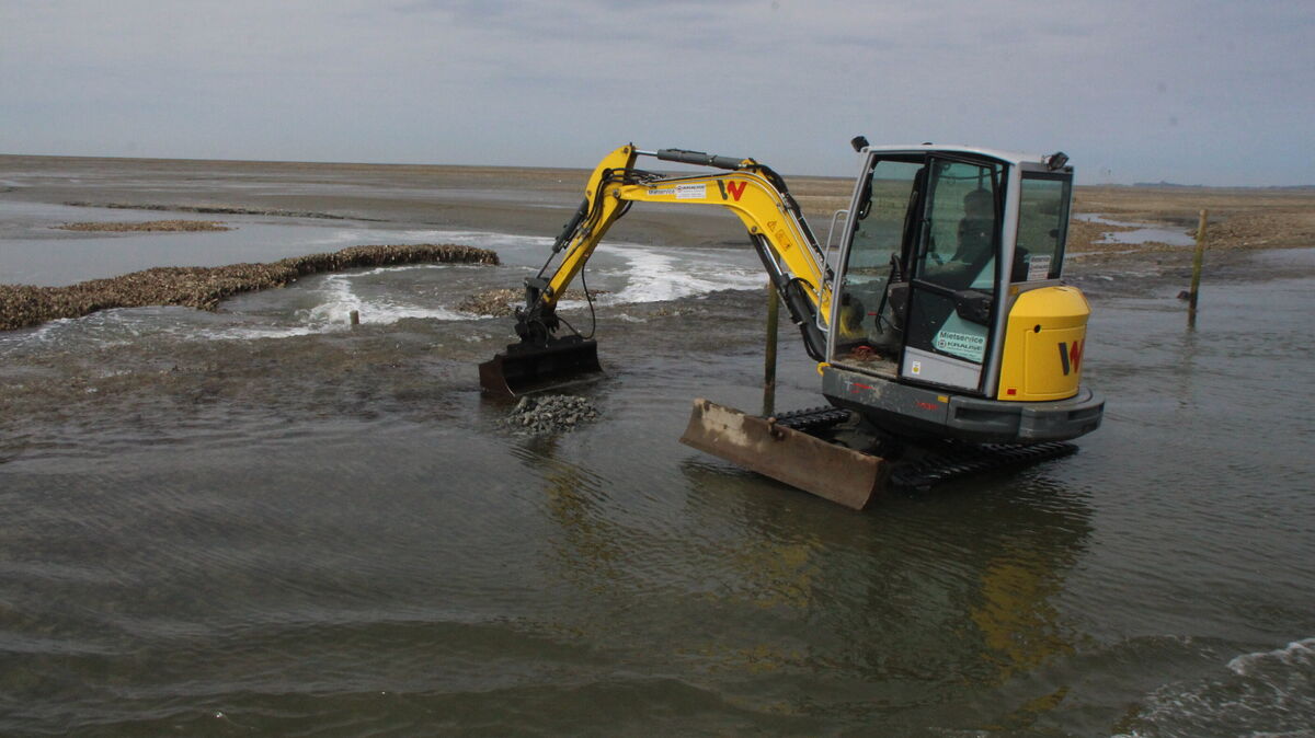 Baustelle im Wattenmeer: Am Sahlenburger Loch fanden die Arbeiten des NLWKN-Bauhofs statt. Foto: Kramp