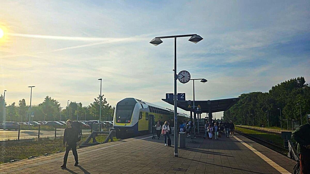 Die ersten Betriebstage unter DB Regio verliefen auf der RE-5-Strecke zwischen Cuxhaven und Hamburg mit kleineren Zwischenfällen. Die vertrauten blau-gelben Doppelstockzüge bleiben jedoch weiterhin im Einsatz. Foto: Privat