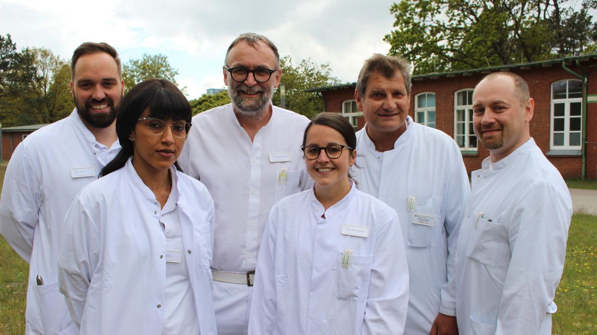 Das neue Team der Wirbelsäulenorthopädie im Helios-Seehospital: Dr. Finn Kornau, Rahma Abdelrahman, Dr. Rolf Christophers, Dr. Kathrin Matthes, Matthias Poeggeler und Jakow Duszakow. Foto: Helios