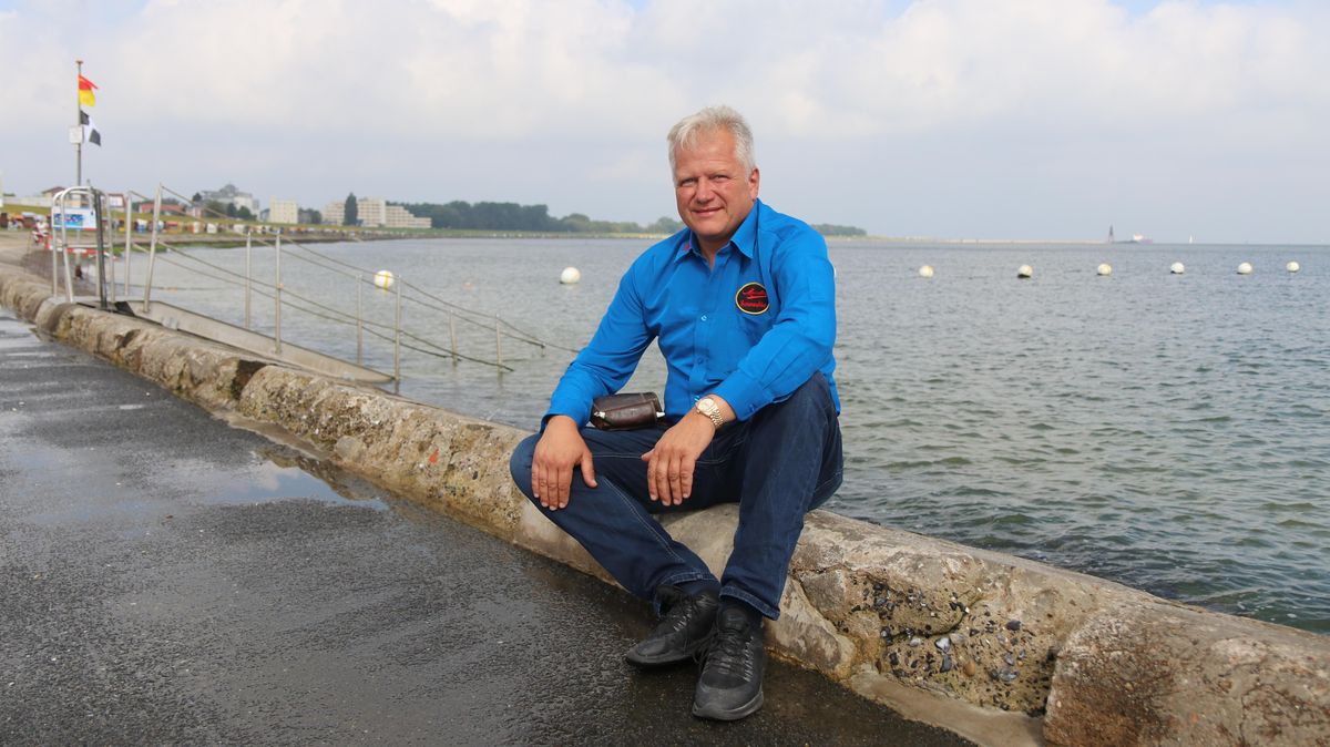 In seinem Element ist Christian Marinello, sobald er das Geräusch der an die Steinböschung schwappenden Wellen im Ohr hat. Der Cuxhavener ist mehr oder weniger in Grimmershörn aufgewachsen, schon seine Eltern hatten in der Bucht ein Geschäft. Foto: Koppe