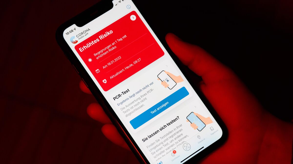 Nach dem Aus der Luca-App sind Dienstleister, Veranstalter und im Gastgewerbe tätige Betriebe angehalten, ihren Kunden und Gästen eine freiwillige Registrierungsmöglichkeit über die Corona-Warn-App anzubieten. Foto: Stratenschulte/dpa