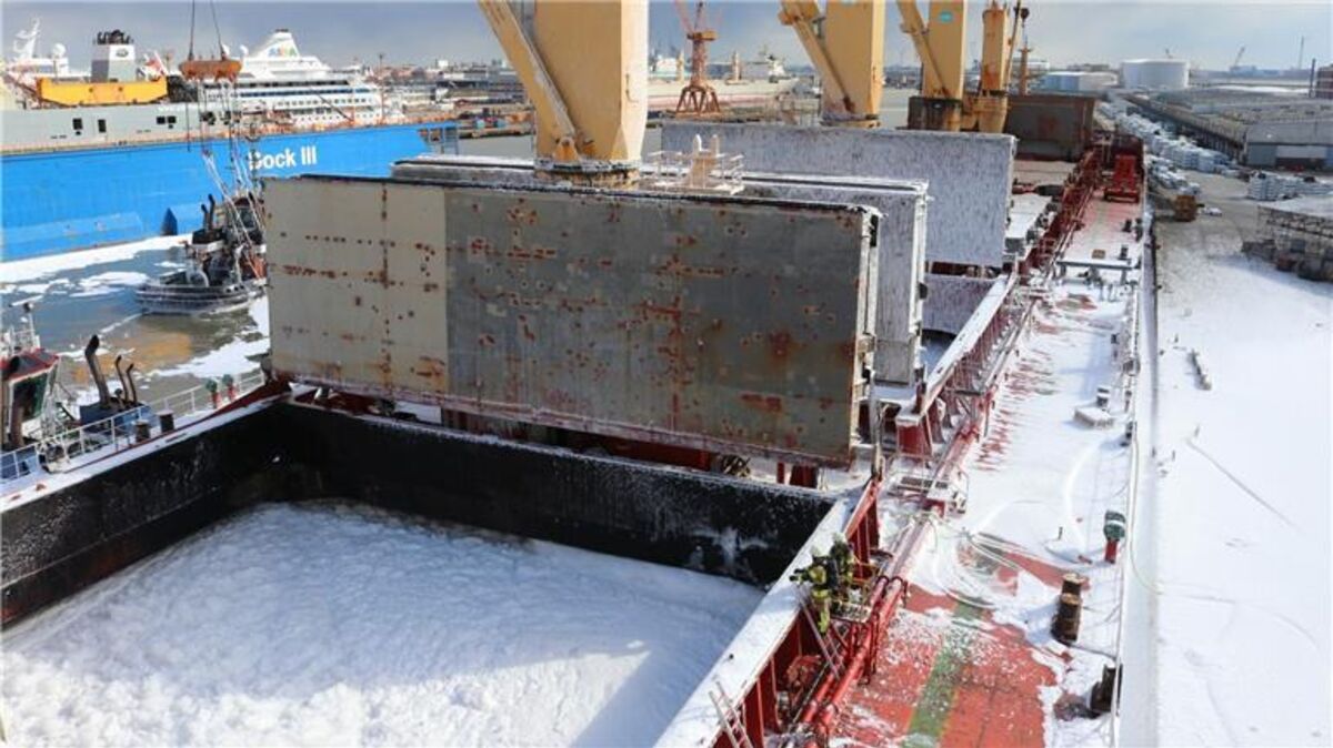 Schiffsbrand auf der "Lascombes": Die Feuerwehr muss immer wieder anrücken, weil das Feuer immer wieder auflodert. Hier ein Bild von Montag, 4. April. Foto: Feuerwehr