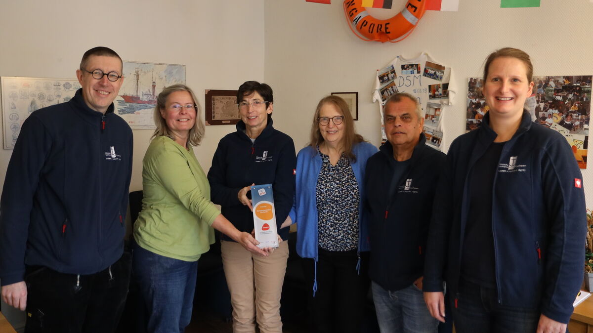 Das ehrenamtliche Team um Martin Struwe (l.) und Inga-Kristin Thom (r.) freute sich über die Auszeichnung. Foto: Fischer