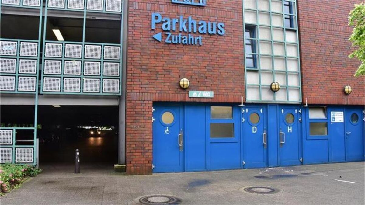 Der Verletzte lag an einer Ecke des Parkhauses am Stader Bahnhof. Inzwischen ist der Mann verstorben. Foto: Ahrens