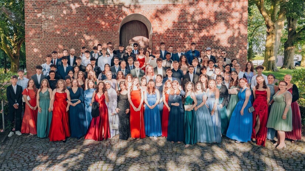 Sie haben den Abschluss geschafft: 115 Absolventinnen und Absolventen haben die Realschule hinter sich gelassen und starten ein neues Kapitel. Foto:  Realschule Cuxhaven