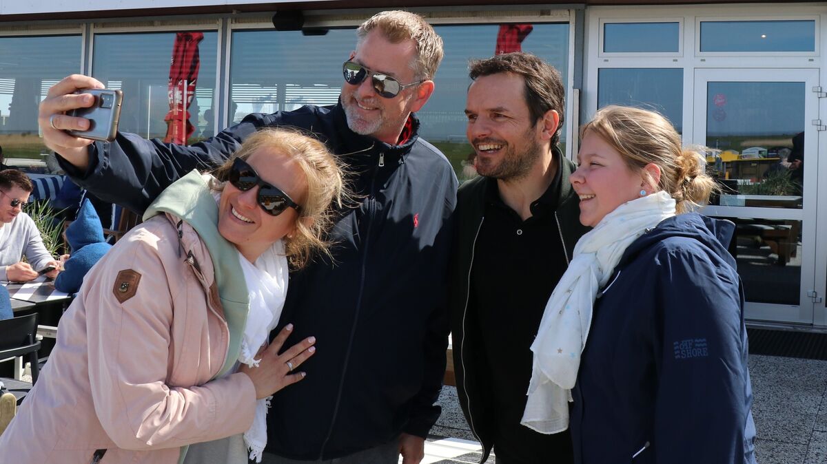Da war Hensslers Ahoi-Welt noch in Ordnung: Im April 2022 schaute Steffen Henssler in seinem "Ahoi"- Restaurant in Otterndorf nach dem Rechten. Autogramme und Selfies von und mit dem prominenten Koch waren bei seinem Besuch heiß begehrt. Foto: Mangels