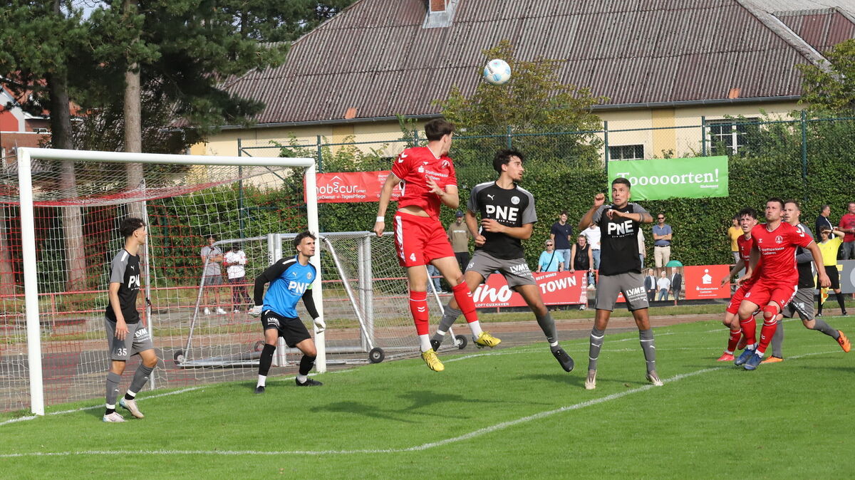 Rot-Weiss Cuxhaven im Angriff. Im Stadtderby gegen den FC Cuxhaven gab es am Ende ein gerechtes 1:1-Unentschieden. Foto: Witthohn