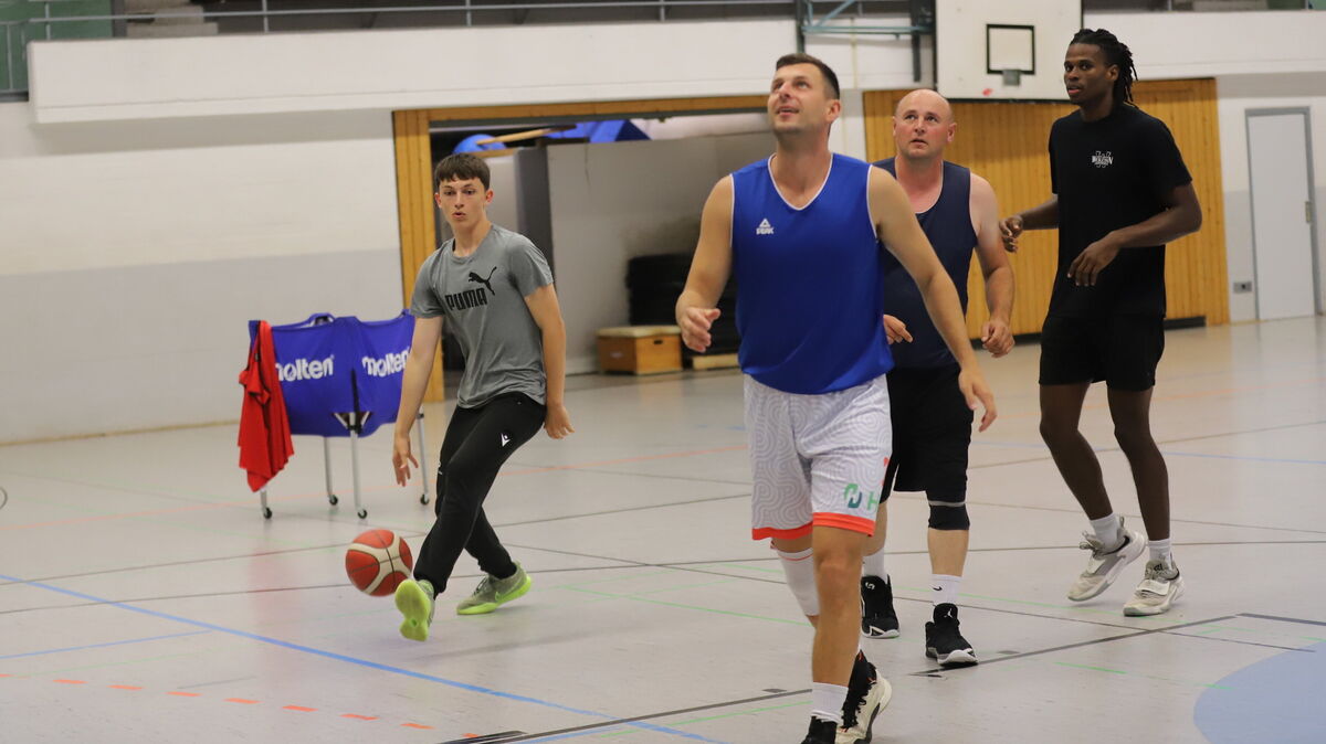 Noah Schoepe, Dmytro Zolotarov, Andreas Hasenkamm und Ky'ron Jerome Kelly sind mit Spaß und Einsatz beim Training. Auch sie brennen auf den Saisonstart. Foto: Witthohn