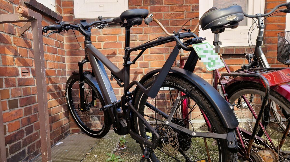 So sollte man sein Fahrrad nicht abstellen: Hier haben Diebe leichtes Spiel. Ein einfaches Faltschloss am Hinterrad hält sie nicht auf. Foto: Larschow