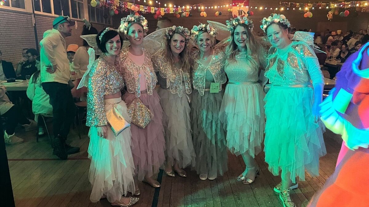 Die zauberhaften Feen Heinke Band, Lisa von der Fecht, Wenthe Unruh, Uta Höhk, Mara Pagels und Bianca Hoogland (v.l.n.r.) holten sich den Gruppensieg bei der Preismaskerade. Foto: von der Fecht