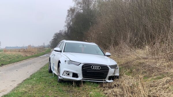 Verlassener Audi in Cuxhaven: Warum steht der verunfallte Wagen seit Wochen hier?