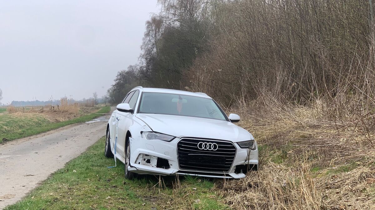 Ein verlassener Audi mit Unfallschäden steht seit Wochen an einem Feldweg in Cuxhaven und sorgt für Verwunderung bei Spaziergängern und Landwirten. Foto: May