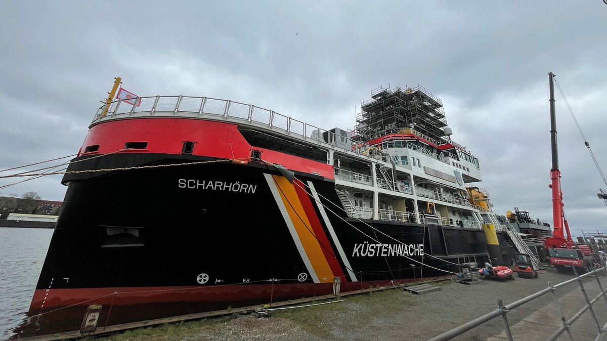Das neue Mehrzweckschiff „Scharhörn“ im vorigen Jahr zur Endausrüstung am Liegeplatz der Fassmer Werft in Berne. Es ist das erste in einer Reihe von Neubauten, die als Nachfolger älterer Mehrzweckschiffe eingesetzt werden. Dazu wird auch die in Cuxhaven beheimatete „Neuwerk“ zählen. Zur Ölbekämpfung bei Havarien können diese Schiffe nur je 1000 Kubikmeter Öl-Wassergemisch aufnehmen. Foto: Sina Schuldt / dpa