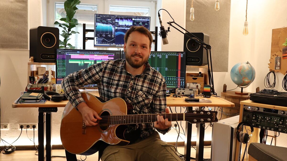 Johannes Esselborn in seinem Heimstudio: Der Musiker und Erzieher aus Hemmoor arbeitet an seinem nächsten Song, umgeben von Technik und Instrumenten. Foto: May