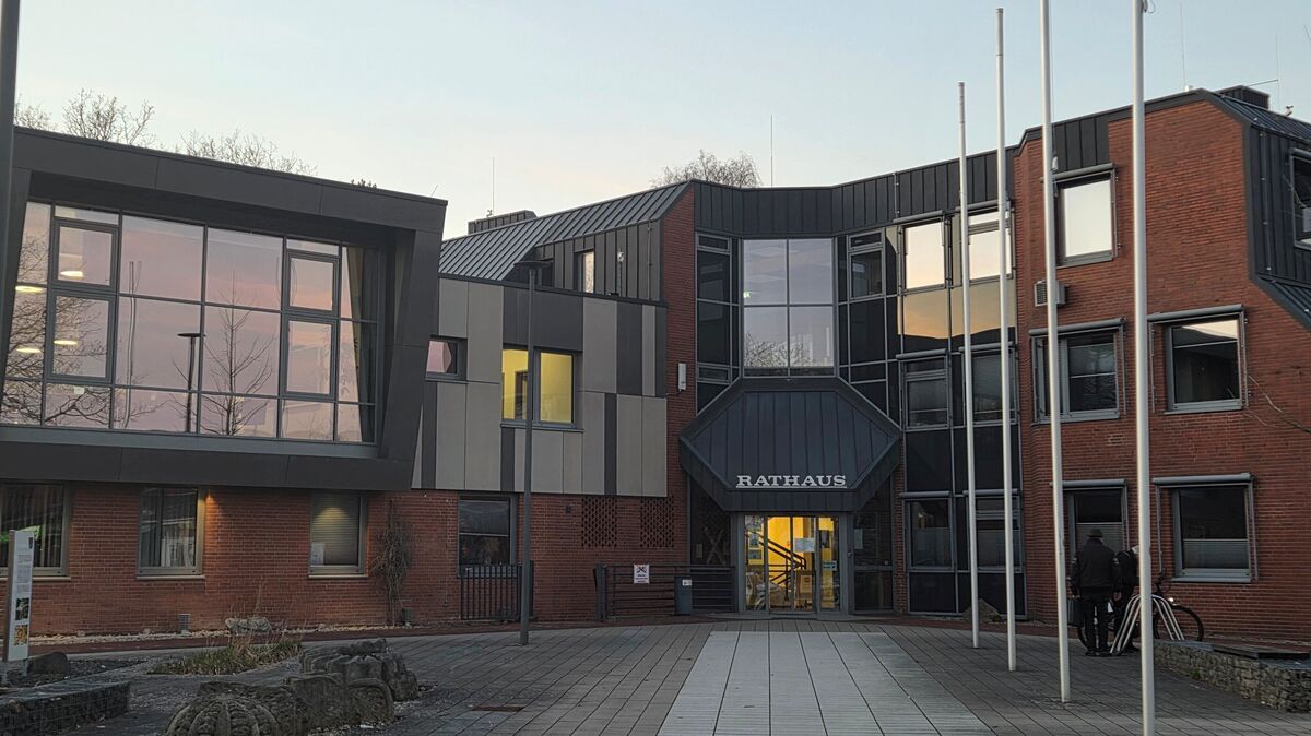 Im Rathaus Hemmoor wurde über die Sanierung und den Ausbau von zwei Straßen diskutiert. Foto: Brettschneider