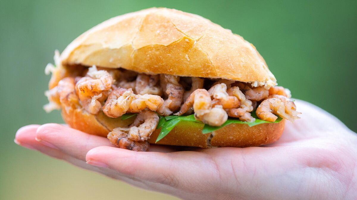 Knuspriges Brötchen trifft auf frische Krabben: Ein Geschmackserlebnis, das an der Nordseeküste Tradition hat. Foto: dpa/Assanimoghaddam