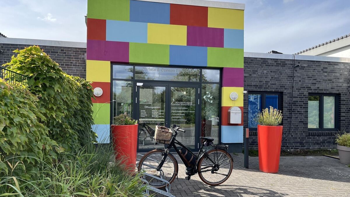 Der bunt bemalte Eingang des Kinderhospizes Cuxhaven-Bremerhaven an der Franz-Rotter-Allee in Cuxhaven regt die Fantasie an. Derzeit ist laufen am und um das Gebäude herum Sanierungsarbeiten. Foto: Kul