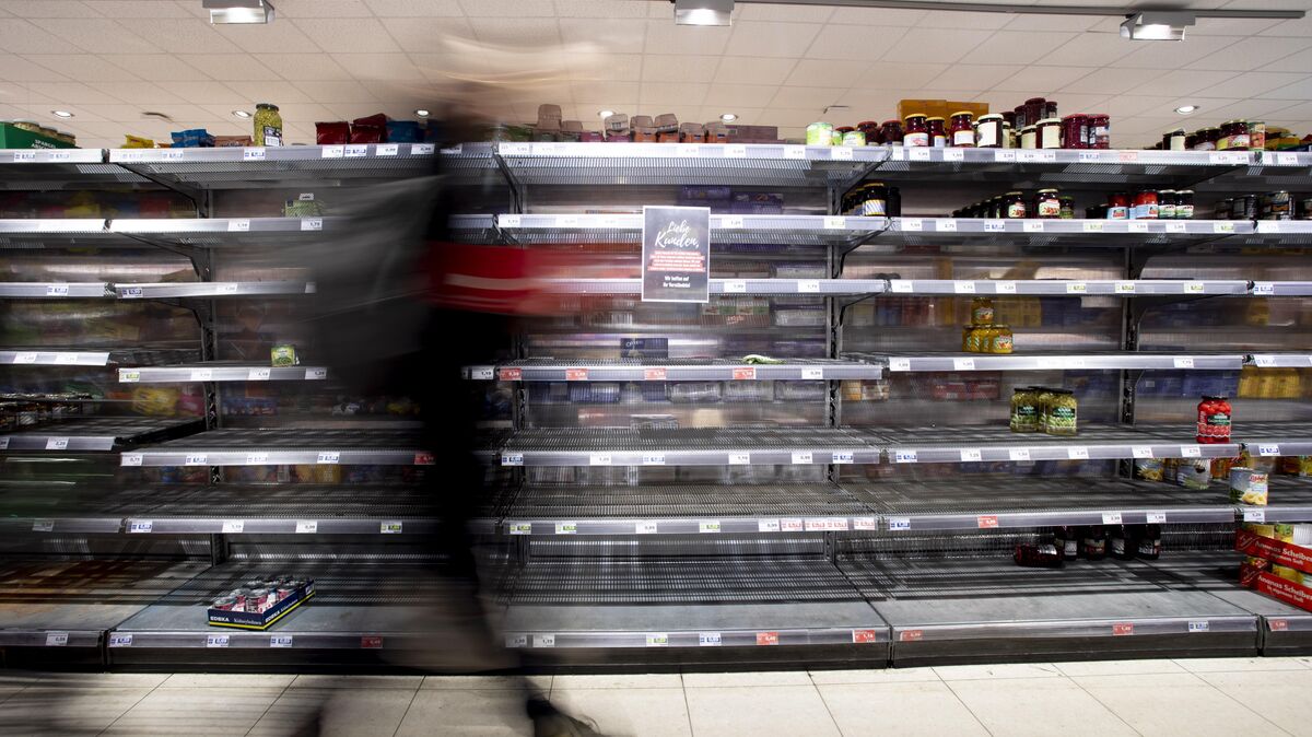 Leere Supermarktregale, dieses Mal dort, wo eigentlich Speiseöl stehen würde. Es scheint, wie Déjà-Vu aus Zeiten des ersten Corona-Lockdowns, findet Reporterin Lia Stoike. Foto: dpa/Christoph Soeder