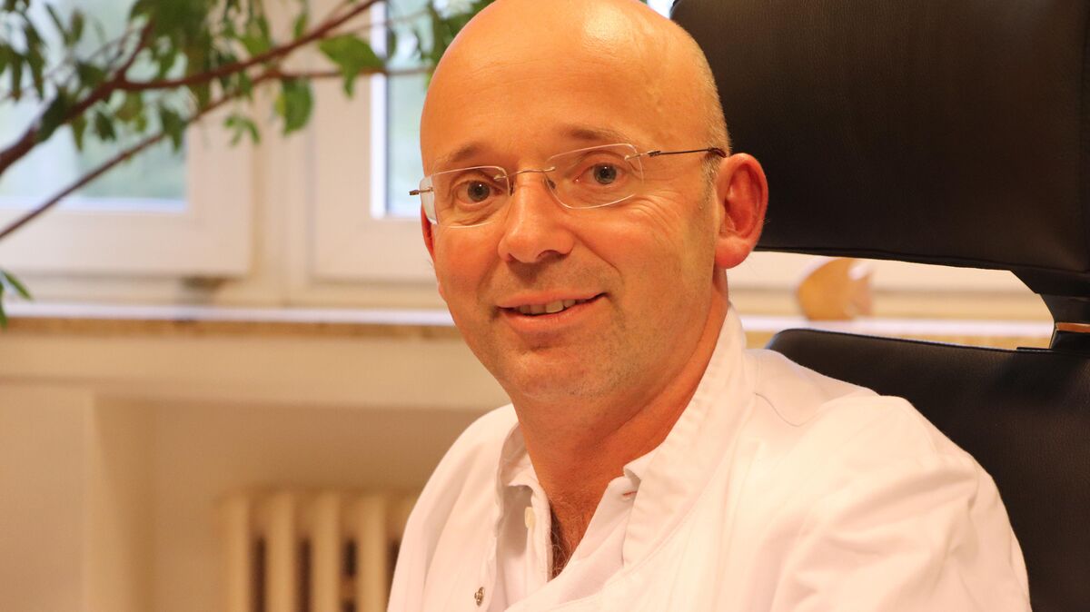 Dr. med. Thorsten Müller fokussiert sich eigenen Angaben zufolge auf den ambulanten Bereich, behandelt aber im Rahmen geplanter Eingriffe weiter auch stationäre Patientinnen und Patienten. Foto: Tiedemann