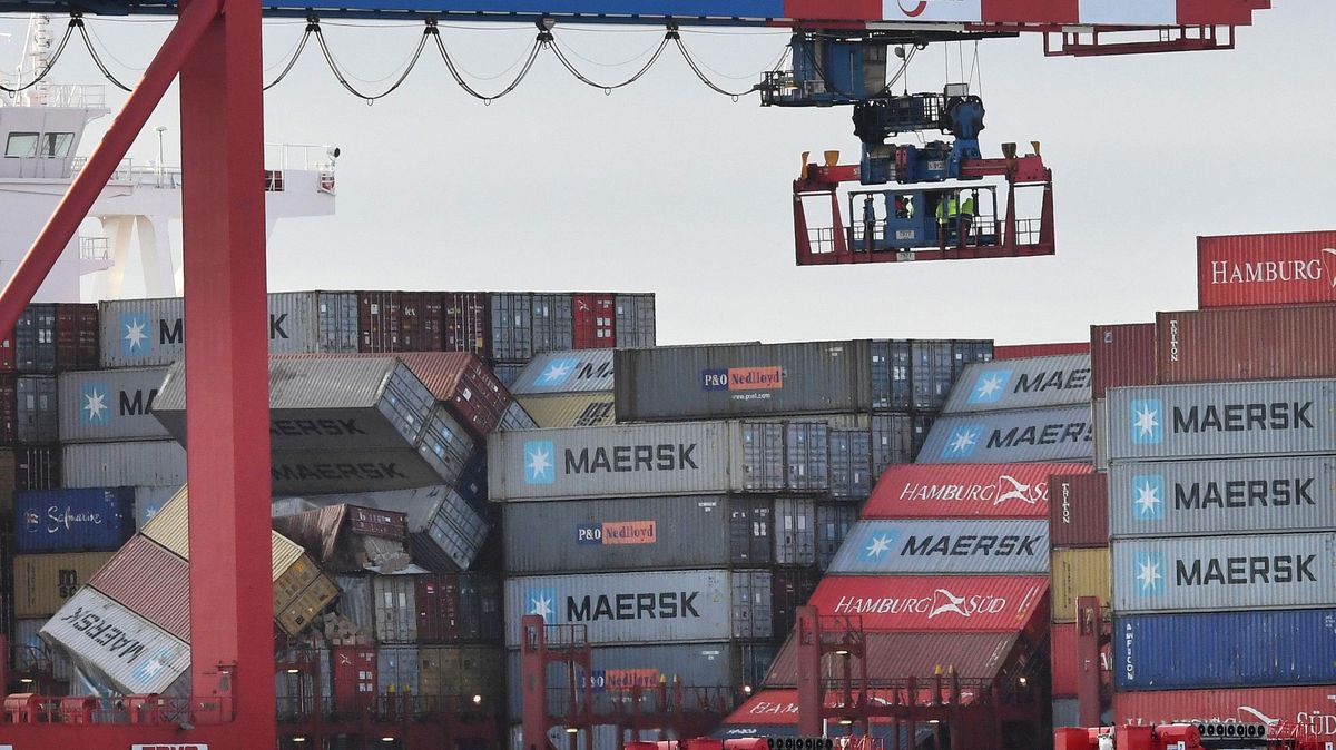 Die "MSC Zoe" liegt mit umgestürzten Containern an der Kaje des Container Terminals. Foto: Jaspersen