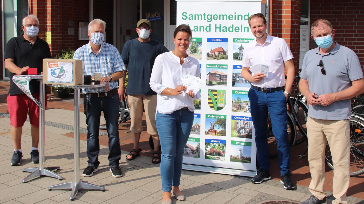 Die Steuerberater Iska Paulsen und Kai Bathmann (2.v.r.) am Stand von "Land Hadeln hilft" auf dem Cadenberger Wochenmarkt mit den Bürgermeistern Hans-Jürgen Mangels, Detlef Horeis und Wolfgang Heß (v.l.) sowie Samtgemeindebürgermeister Harald Zahrte (r.). Foto: Drossner