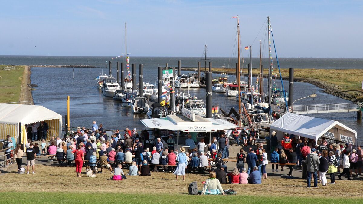 Frischer Fisch, Live-Musik und gute Stimmung: Das hatte das 50. Altenbrucher Hafenfest zu bieten. Foto: Mangels