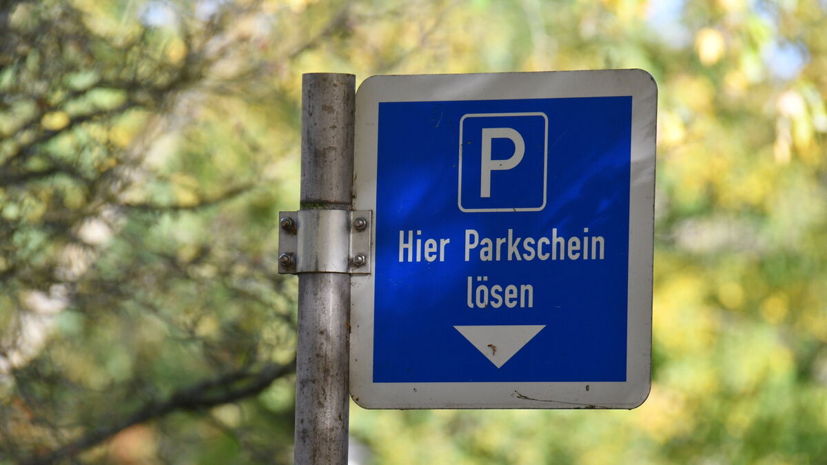 Werden solche Hinweisschilder auf Parkscheinautomaten im kommenden Jahr auch in Hemmoor aufgestellt? Ein Thema, über das im Bauausschuss gesprochen wurde. Am Donnerstag, 24. Oktober, geht es auf der Stadtratssitzung (19 Uhr im Rathaus) ebenfalls um diese Thematik. Foto: Egbert Schröder